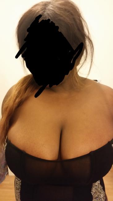 Jolie femme de couleur aux jolies rondeurs
